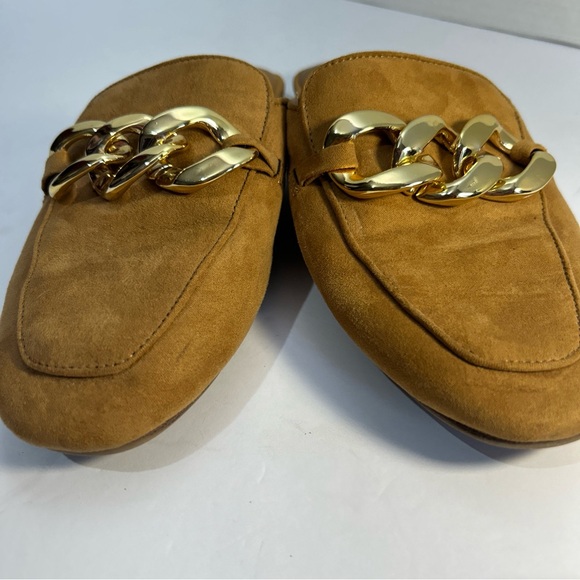 Elegant Tan‎ Loafers with Gold Chain Detail size 7 Preowned - Picture 3 of 9